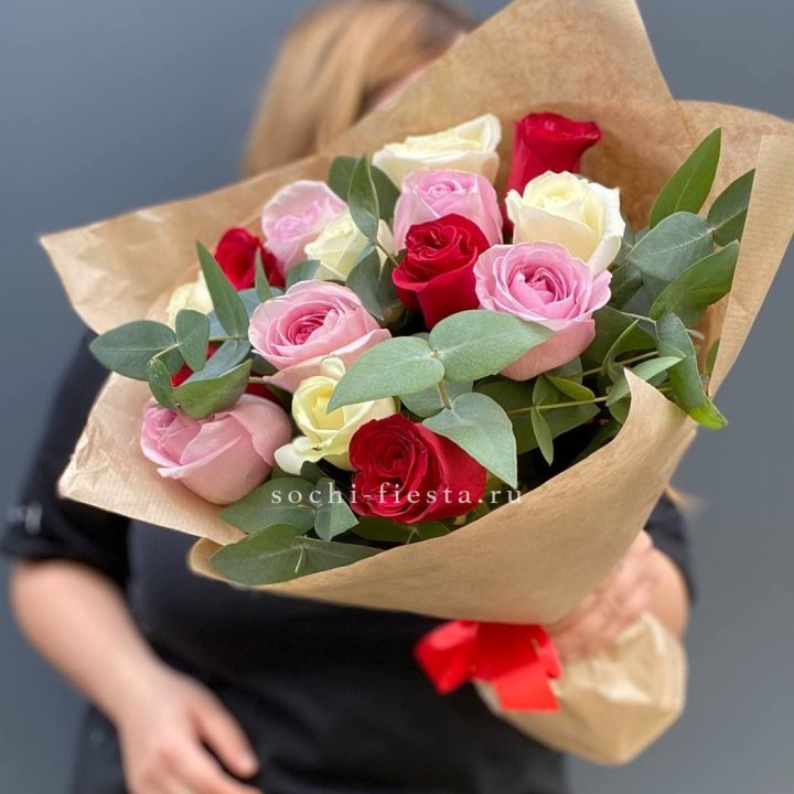 Букет из 15 роз с эвкалиптом в Красной Поляне