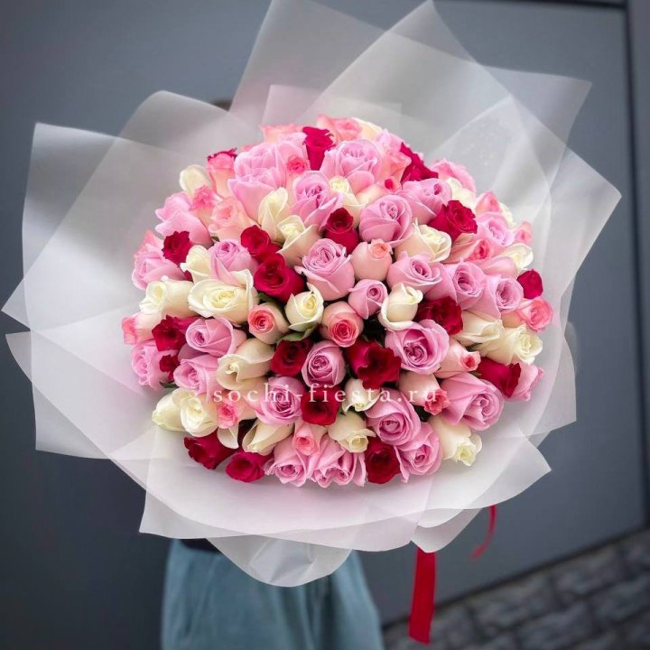 101 разноцветная роза "Карусель" в Красной Поляне