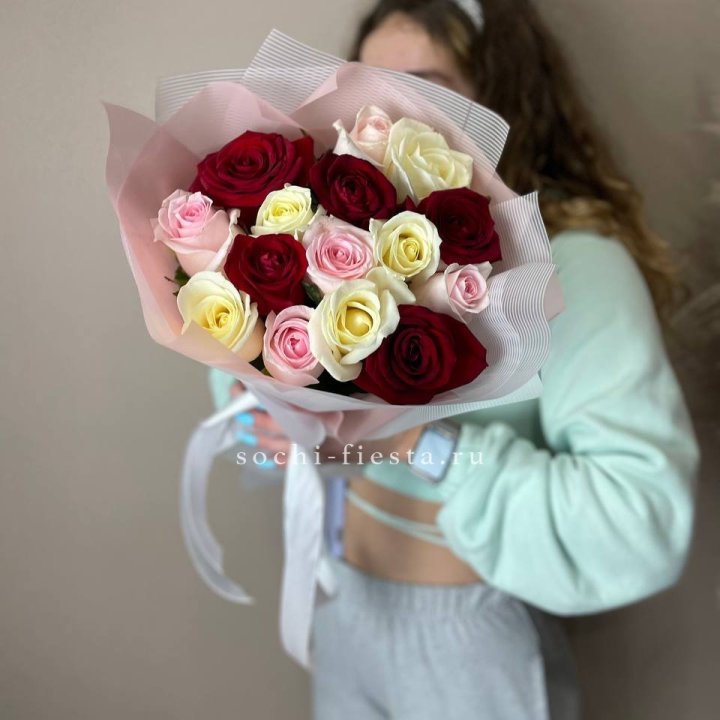 15 роз "Карусель" в Красной Поляне