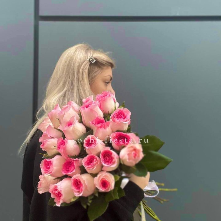  25 розовых роз в Красной Поляне