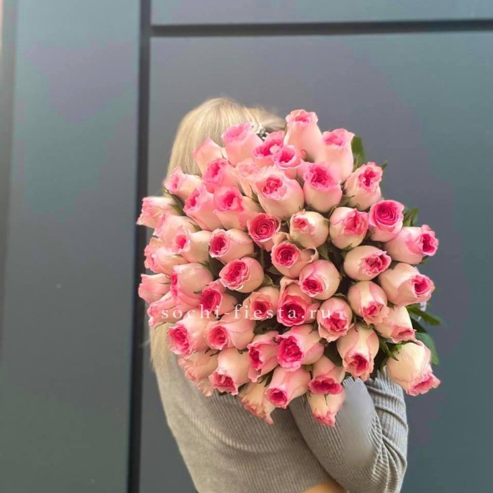 51 розовая роза в Красной Поляне