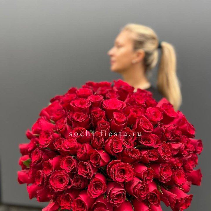 Охапка из 101 красной розы в Красной Поляне
