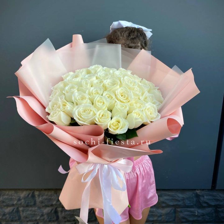 35 белых роз в Красной Поляне