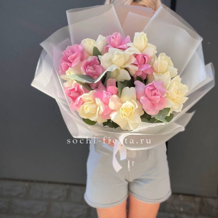 15 бело-розовых роз в Красной Поляне