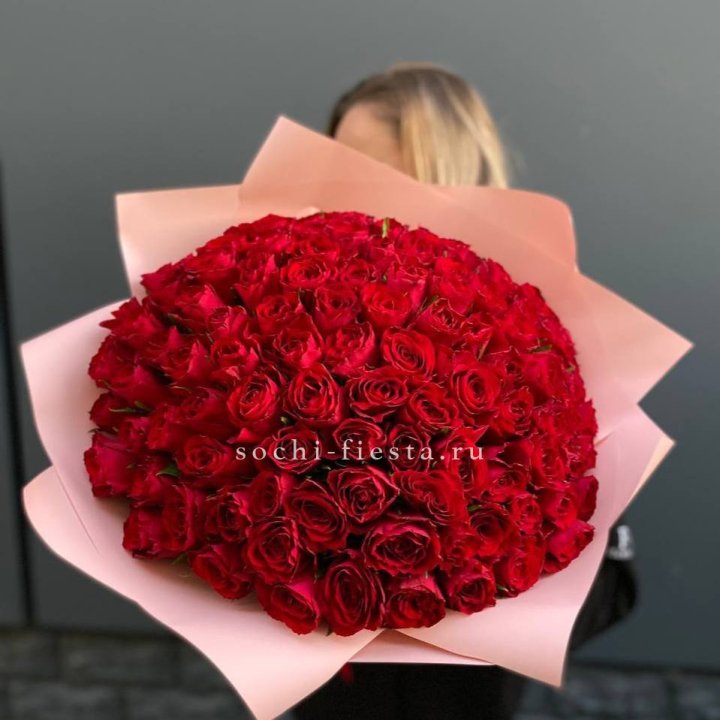 101 роза Madam Red в Красной Поляне