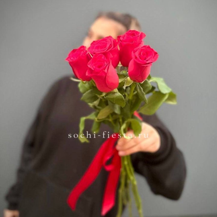 Букет 5 красных роз  в Красной Поляне