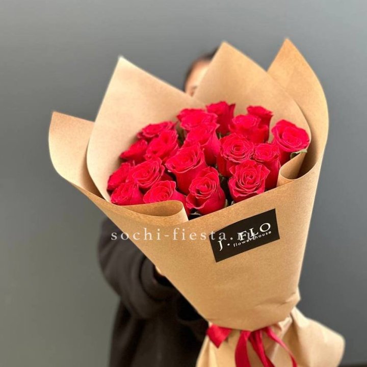 19 красных роз в крафте в Красной Поляне