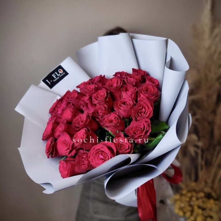 Красные розы 33 шт в Красной Поляне