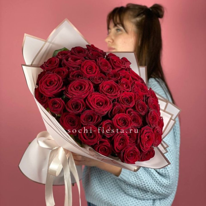 51 красная роза "Лавели" в Красной Поляне