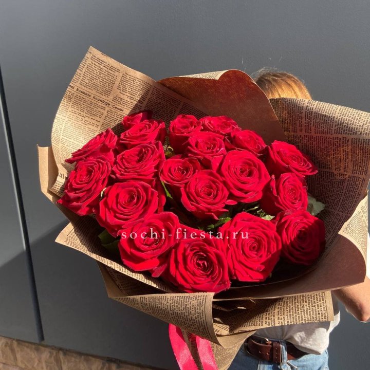 19 красных роз Леди Крафт в Красной Поляне