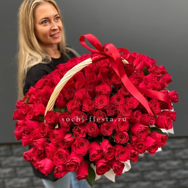 151 красная  роза в корзине в Красной Поляне