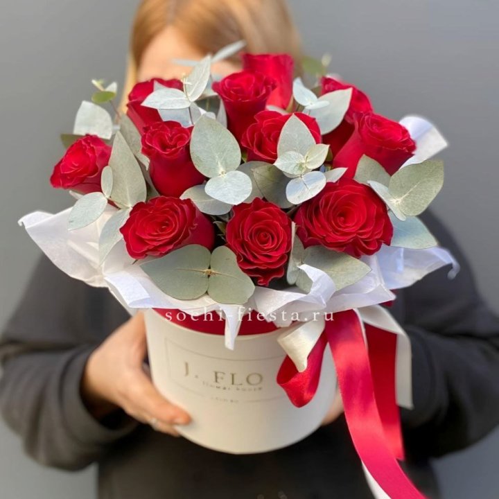 11 роз в шляпной коробке в Красной Поляне