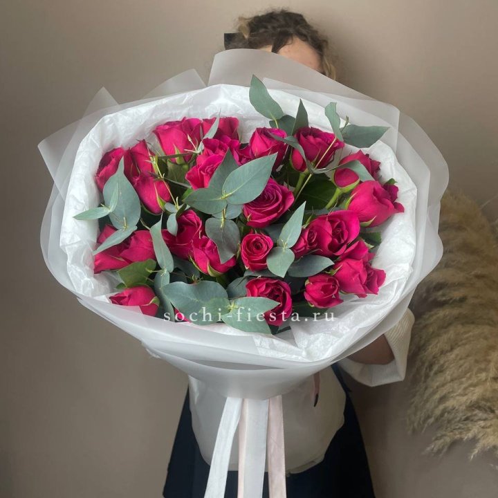 25 малиновых роз с эвкалиптом в Красной Поляне