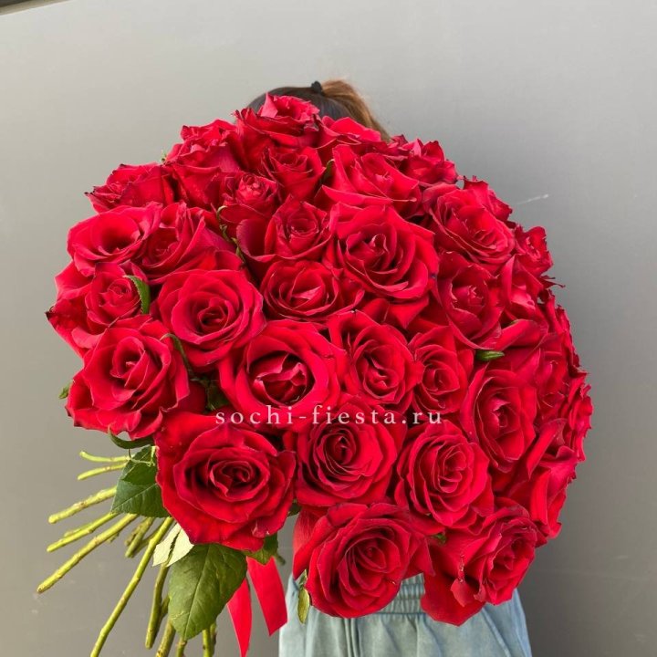 35 красных роз под ленту с доставкой в Красной Поляне