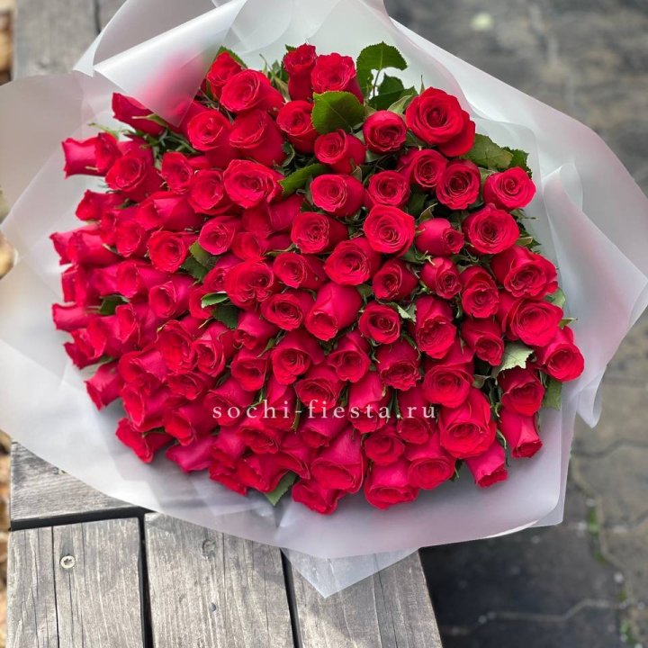101 красная роза Лолита в Красной Поляне