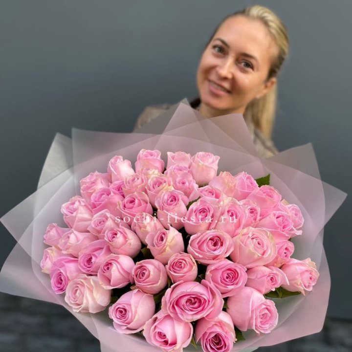 51 розовая роза в Красной Поляне