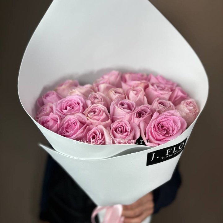 25 розовых роз в Красной Поляне