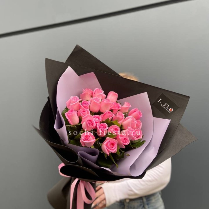 19 розовых роз  в Красной Поляне