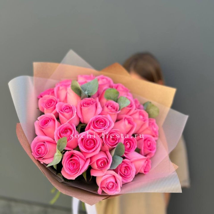 31 розовая роза с эвкалиптом в Красной Поляне