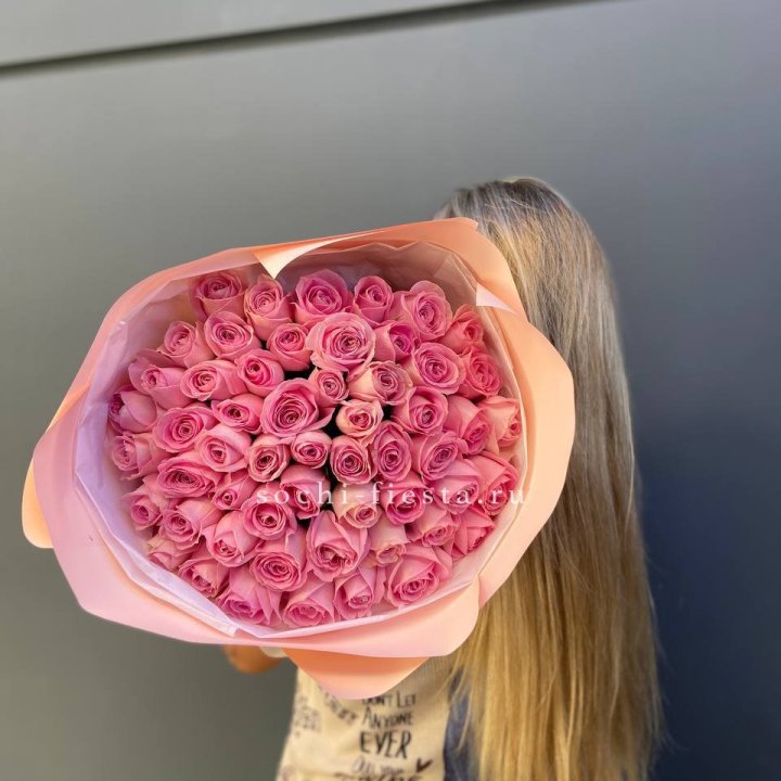 55 розовых роз с доставкой в Красной Поляне