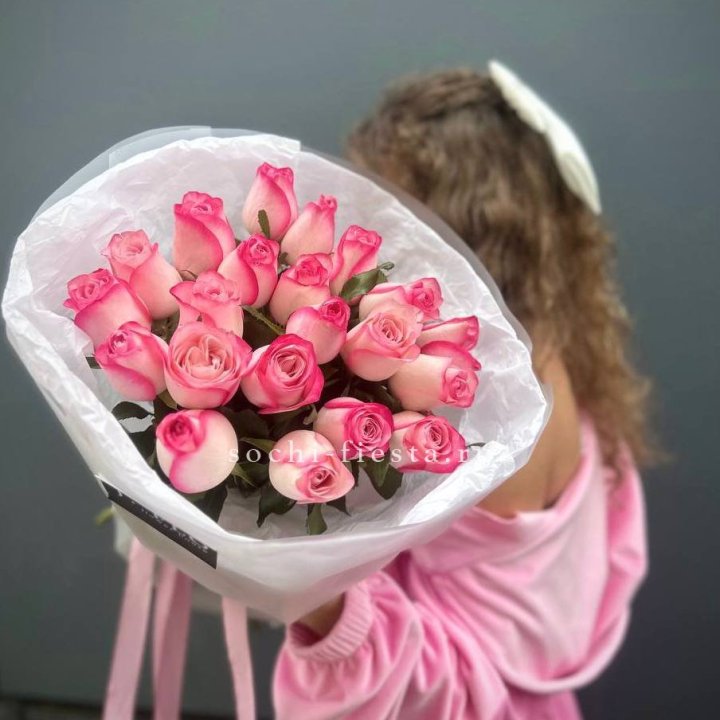 21 розовые розы Венди  в оформлении в Красной Поляне