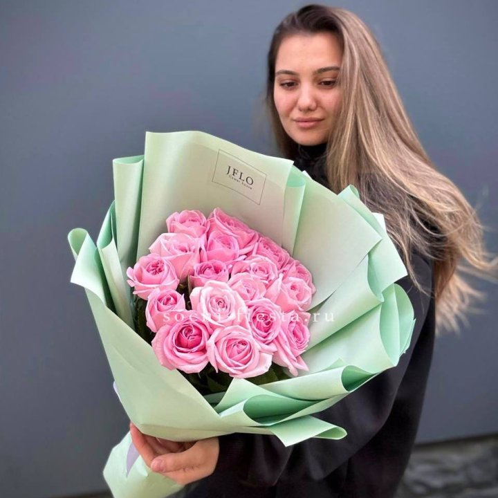 17 розовых роз в Красной Поляне