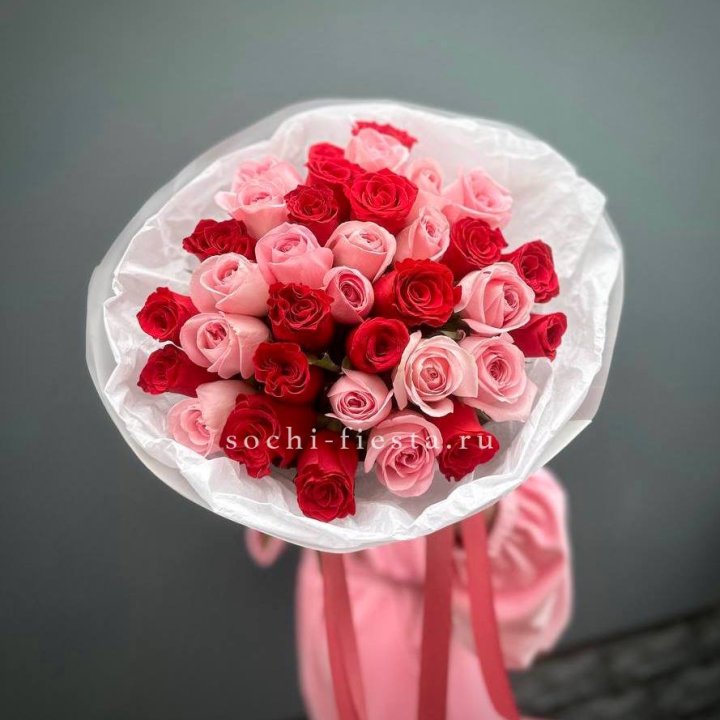 Букет красных и розовых 35 роз в Красной Поляне