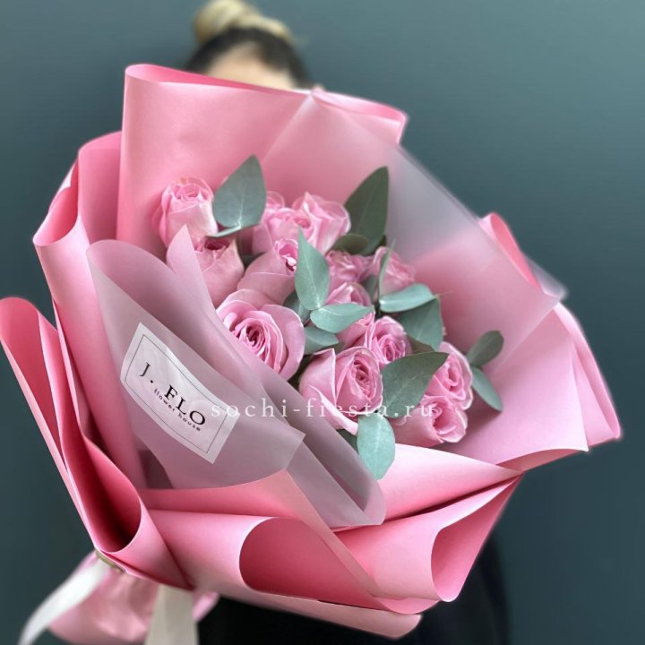 15 Розовых роз с эвкалиптом в Красной Поляне