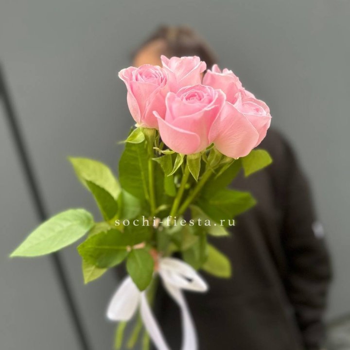 Букет 5 розовых роз  в Красной Поляне