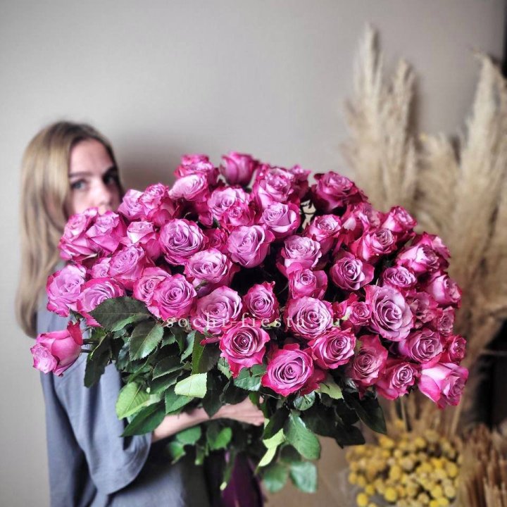 Охапка высоких роз Деп перпел в Красной Поляне