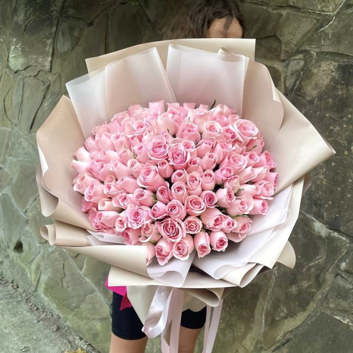 101 нежно-розовая роза Karolina  в Красной Поляне