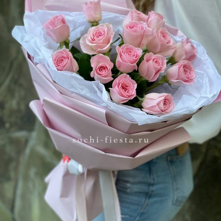 Розовые розы в авторском оформлении с доставкой в Красной Поляне