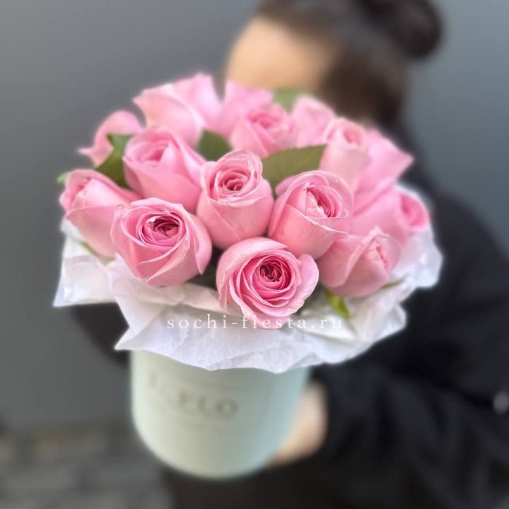 17 розовых роз в цилиндре в Красной Поляне