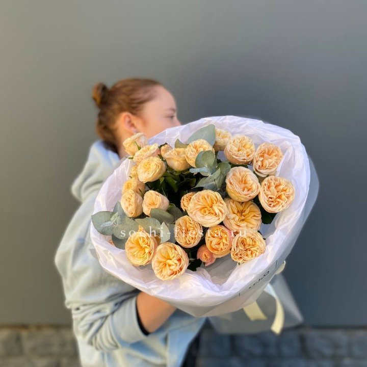 7 пионовидных роз в Красной Поляне