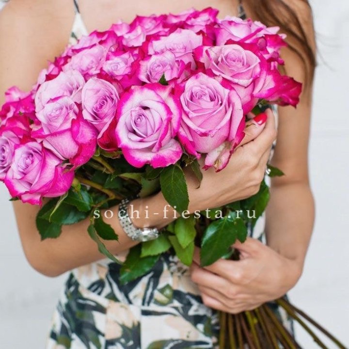 Букет высоких роз Ди перпел в Красной Поляне