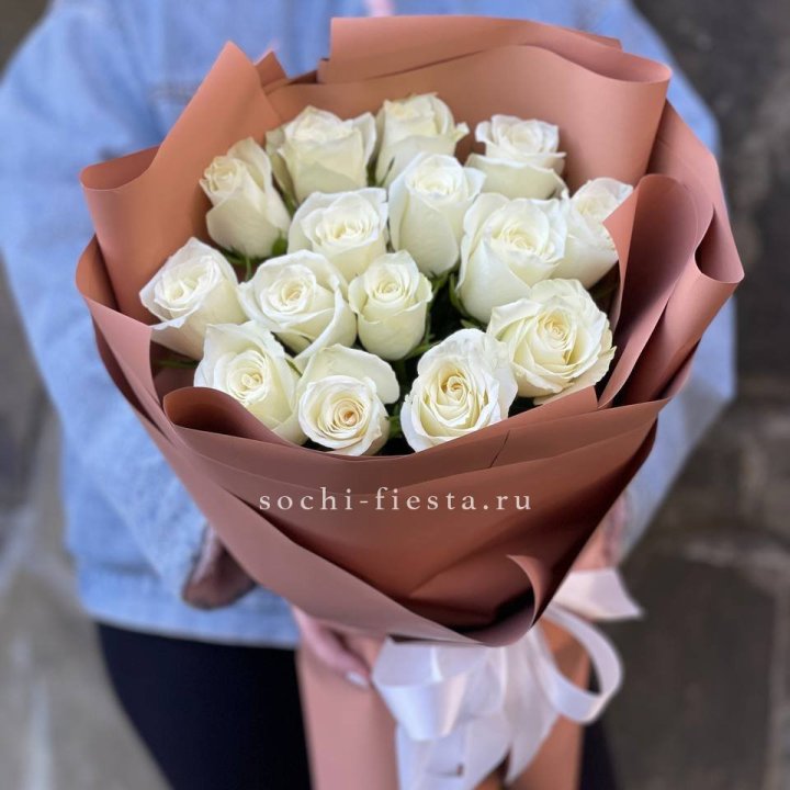 15 белых роз Siena в Красной Поляне