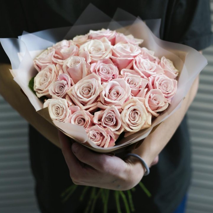 27 кремовых роз в Красной Поляне