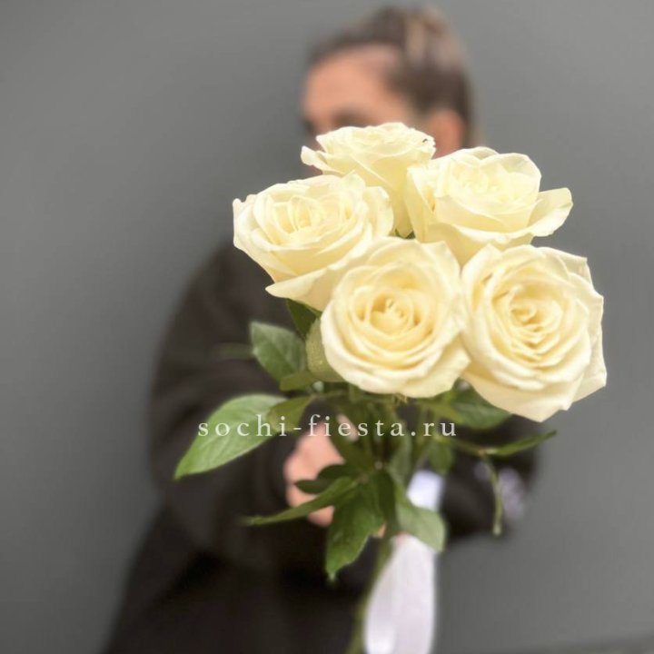 Букет 5 белых роз  в Красной Поляне