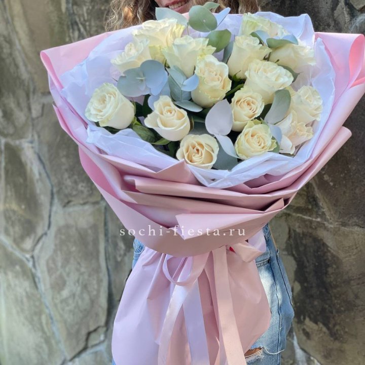 Белые розы в авторском оформлении с доставкой в Красной Поляне