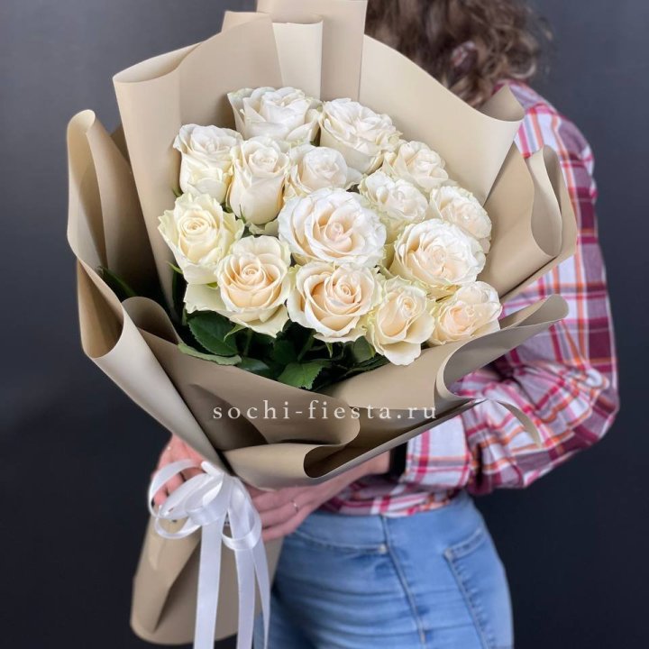 15 белых роз Coffee с доставкой в Красной Поляне