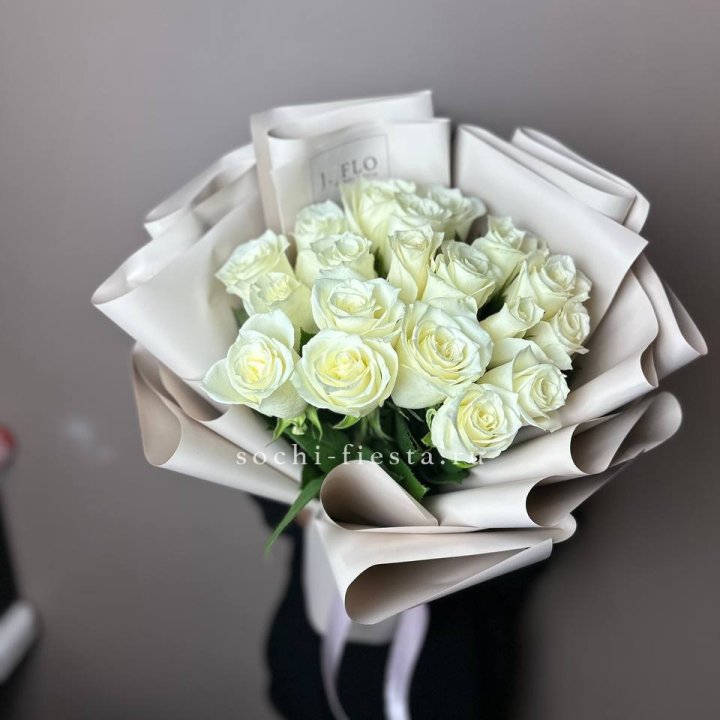 19 белых роз  в Красной Поляне