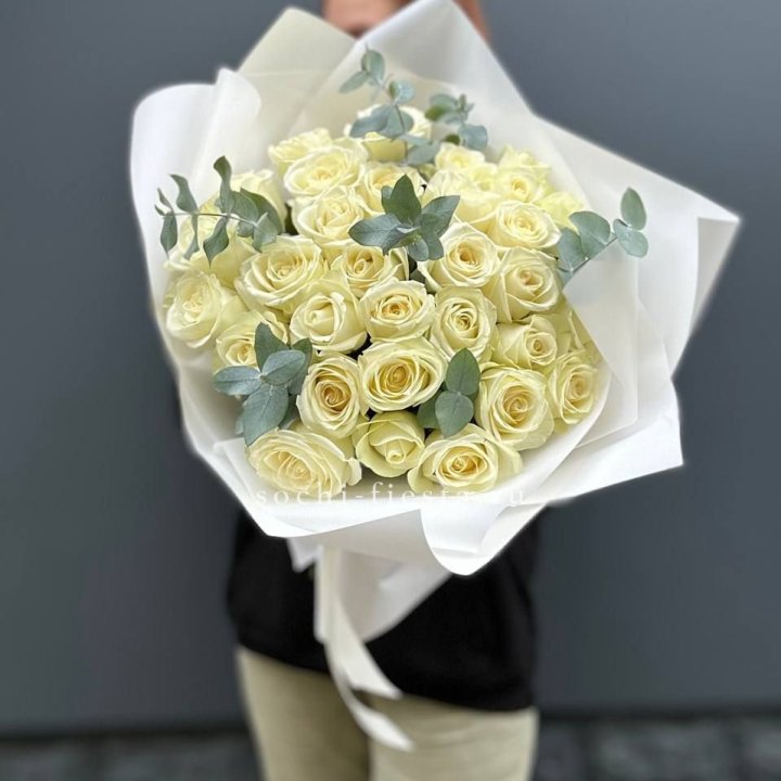 31 белая роза с эвкалиптом в Красной Поляне