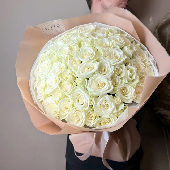 51 белая  роза в оформлении в Красной Поляне