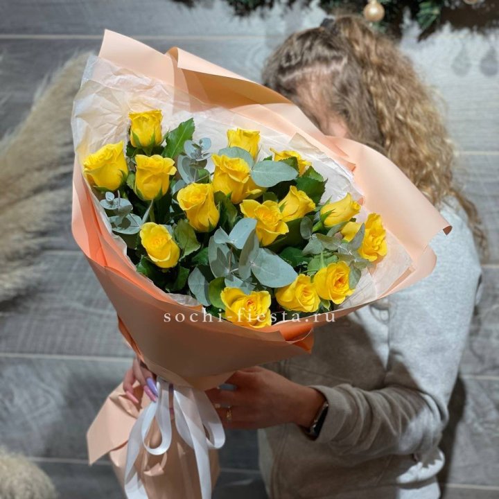 15 желтых роз в Красной Поляне