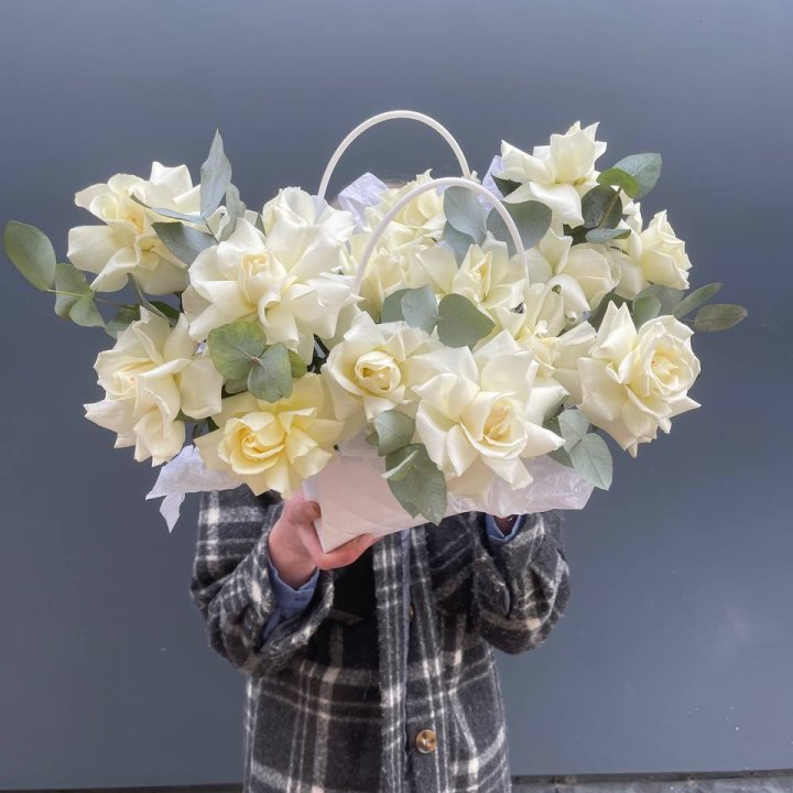 15 белых роз в сумочке в Красной Поляне