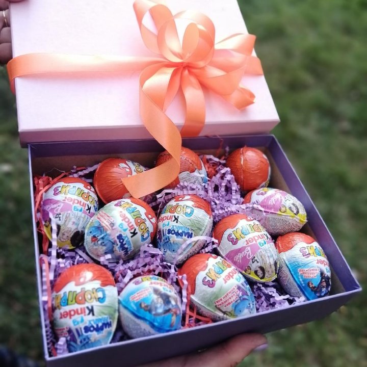 Коробка с киндерами в Красной Поляне