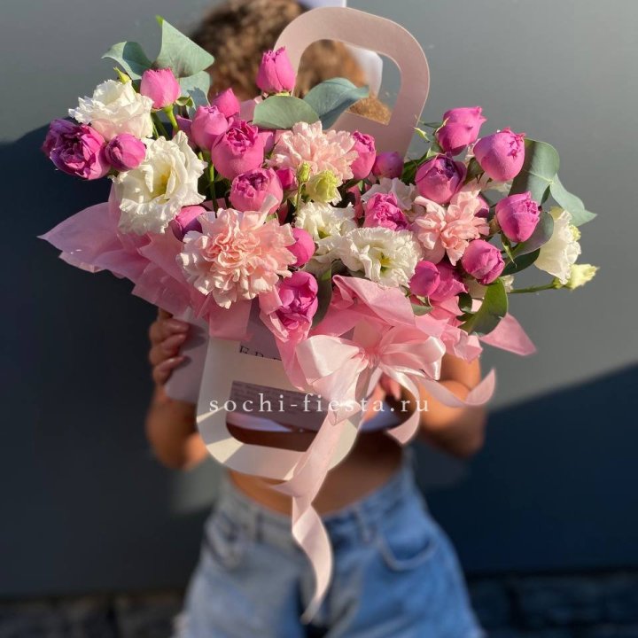 Сумочка с кустовой розой и диантусами в Красной Поляне