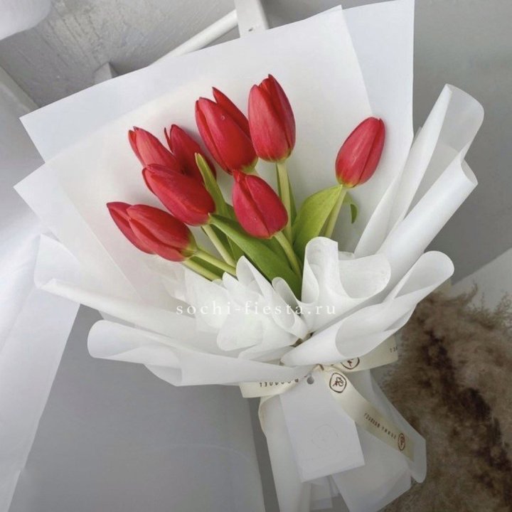 Букет красных тюльпанов в Красной Поляне