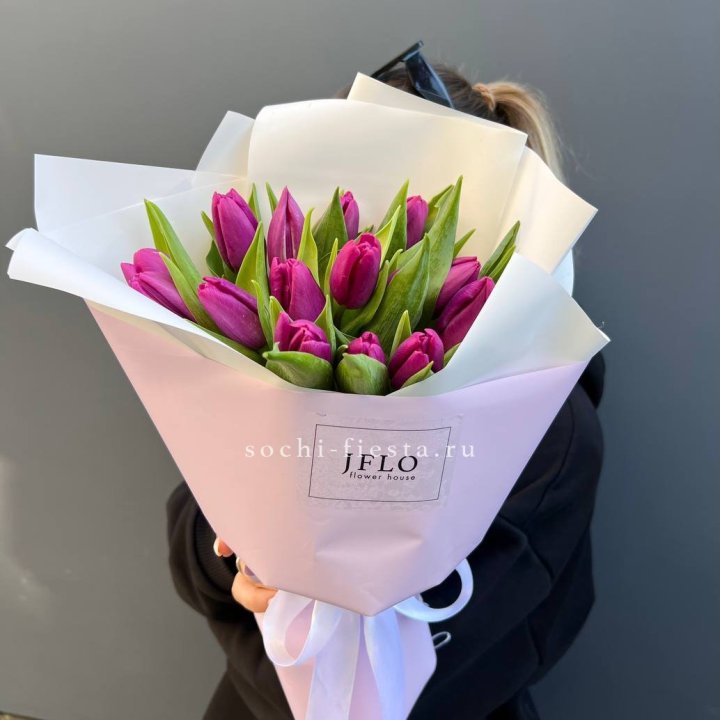 15 пурпурных тюльпанов в Красной Поляне