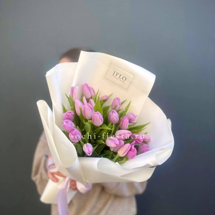 25 сиреневых тюльпанов в Красной Поляне